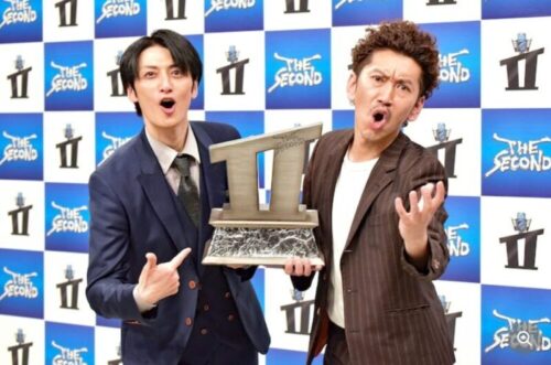 ザセカンドの優勝トロフィーを持つツートライブ